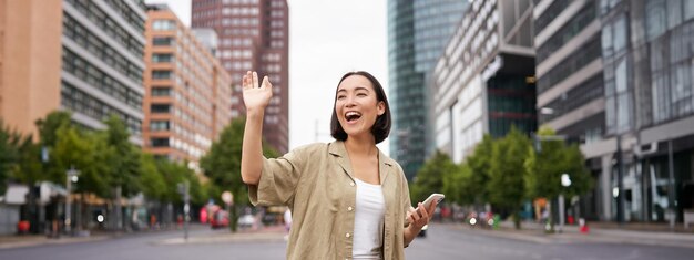 写真 街に立っている若い女性