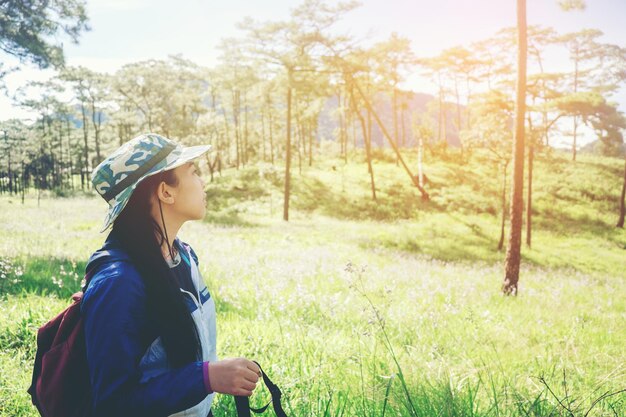 写真 森に立っている若い女性