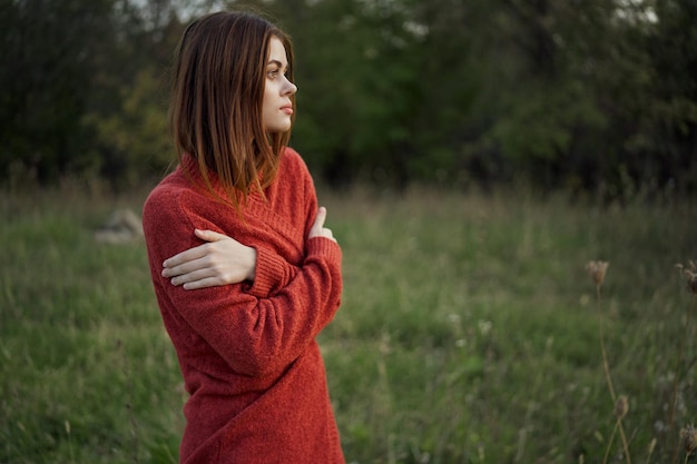 Фото Молодая женщина стоит на поле.