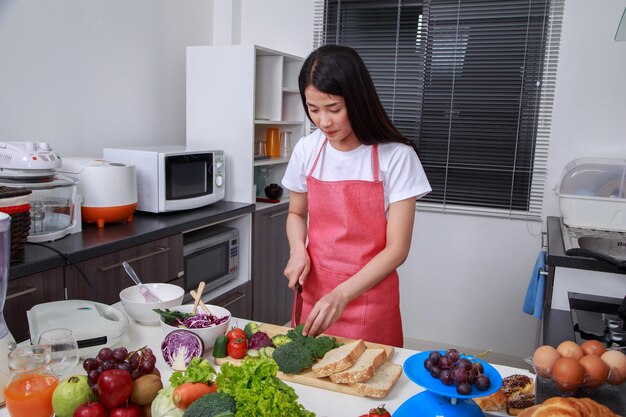 写真 テーブルの上に立っている若い女性