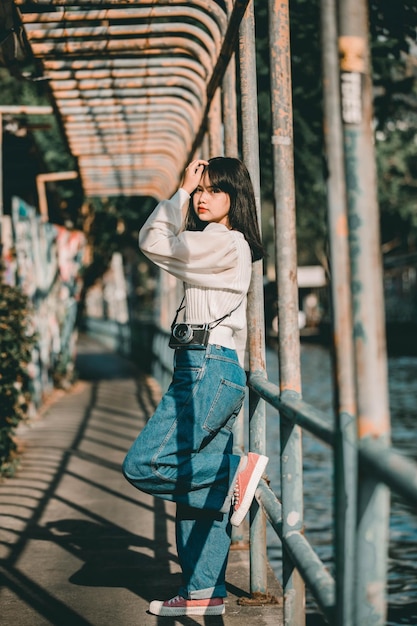 外に立っている若い女性