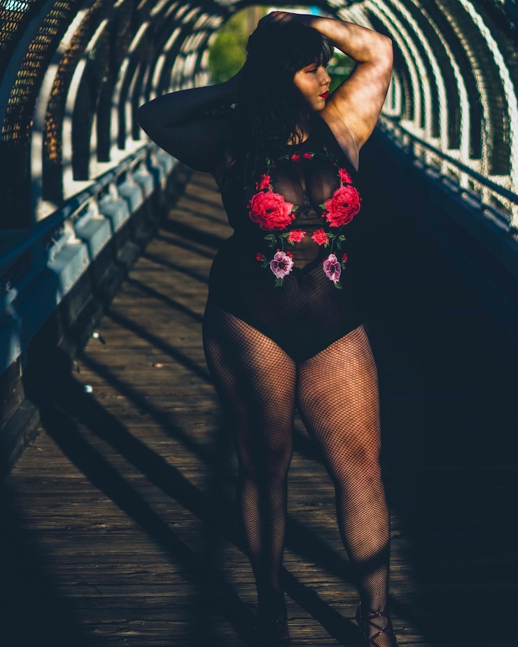 Photo young woman standing outdoors