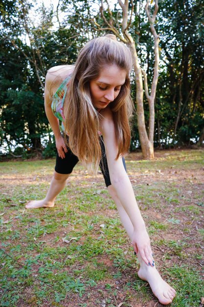 Photo young woman standing in park