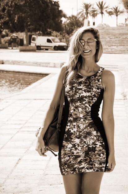 Photo young woman standing in park