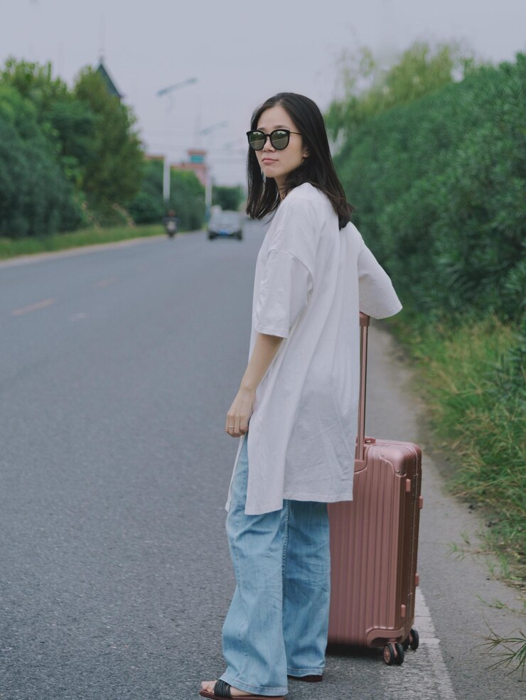 Photo 道路に立っている若い女性