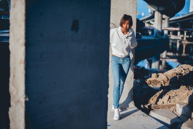 写真 橋の下に立っている若い女性