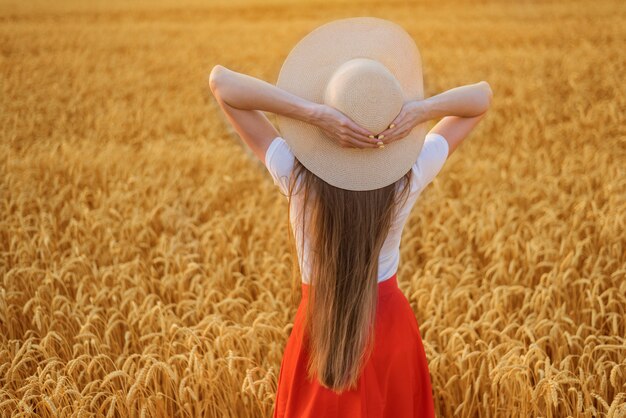 밀밭에 서있는 젊은 여자