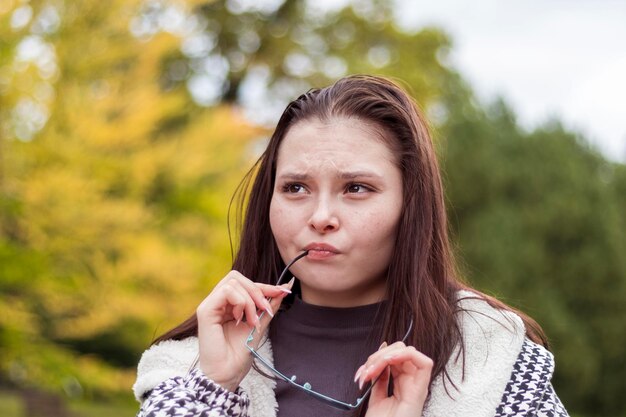 Foto una giovane donna si trova in un parco cittadino pensando a una scelta importante
