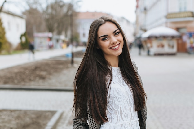 Foto giovane donna in strada