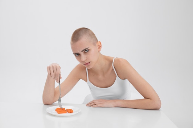Фото Молодая женщина борется с расстройством пищевого поведения