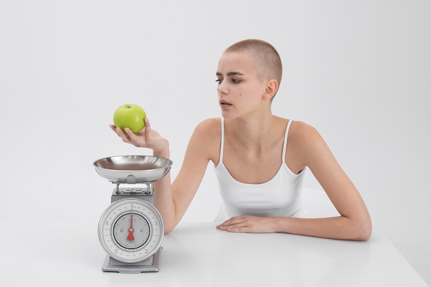 Foto giovane donna alle prese con un disturbo alimentare