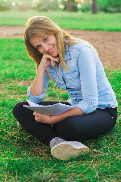 Young woman studing in the park