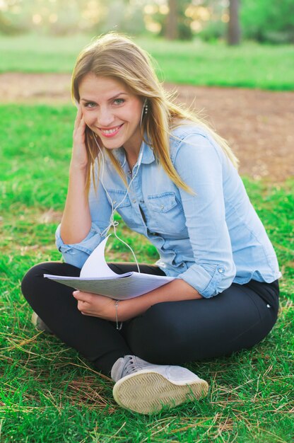 公園で勉強している若い女性