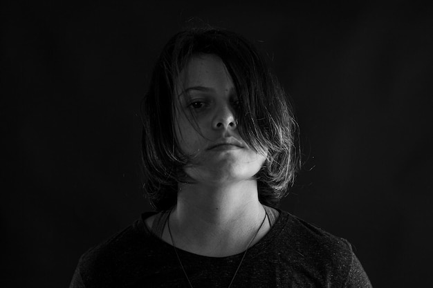 Photo young woman in studio black and white photo