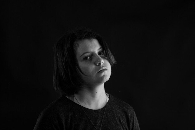 Photo young woman in studio black and white photo