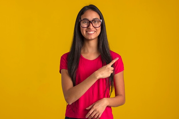 Молодая женщина в студийном фото в рубашке и очках