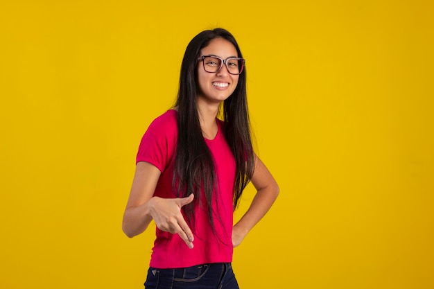 Молодая женщина в студийном фото в рубашке и очках
