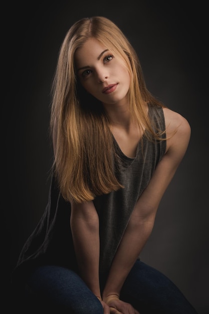 Photo young woman in studio