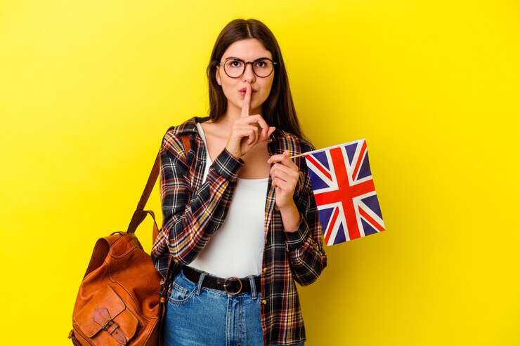 Photo 秘密を守るか、沈黙を求めるピンクの壁に隔離された英語を勉強している若い女性