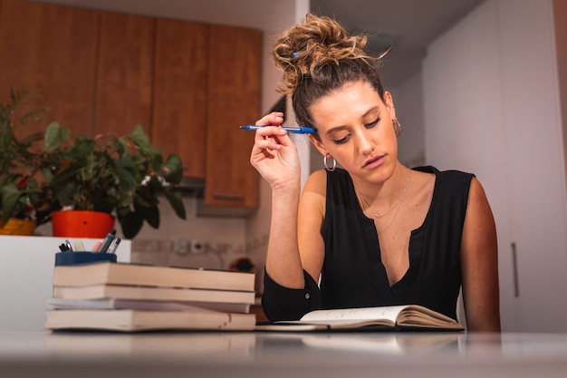 Giovane donna che studia a casa