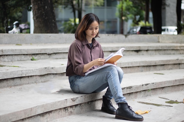 公園で勉強中の若い女性