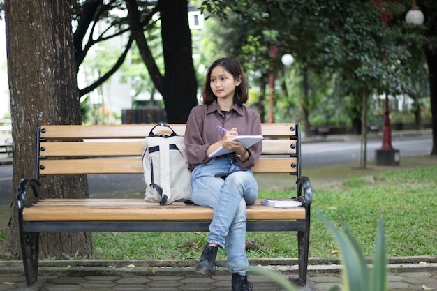 公園で勉強中の若い女性