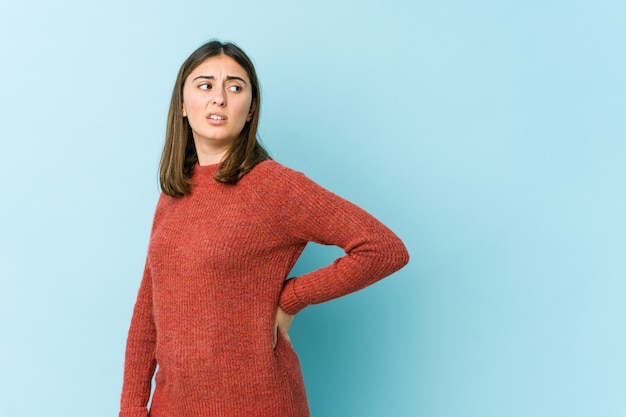 Giovane donna che soffre di mal di schiena