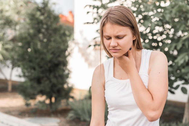 Photo young woman suffering from neck pain