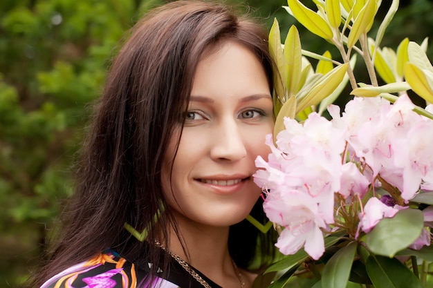 Giovane donna nel giardino estivo