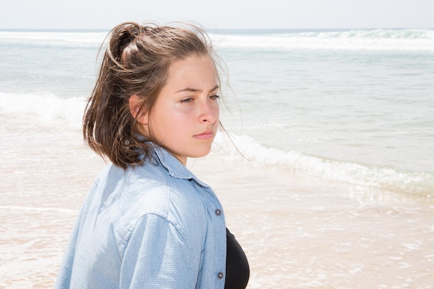 ビーチの海辺で一人で夏休みの若い女性