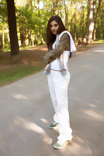 Giovane donna nel parco estivo