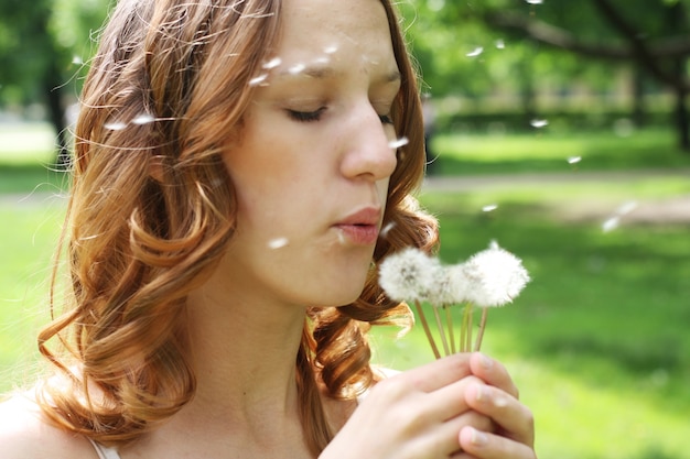 Giovane donna nel parco estivo