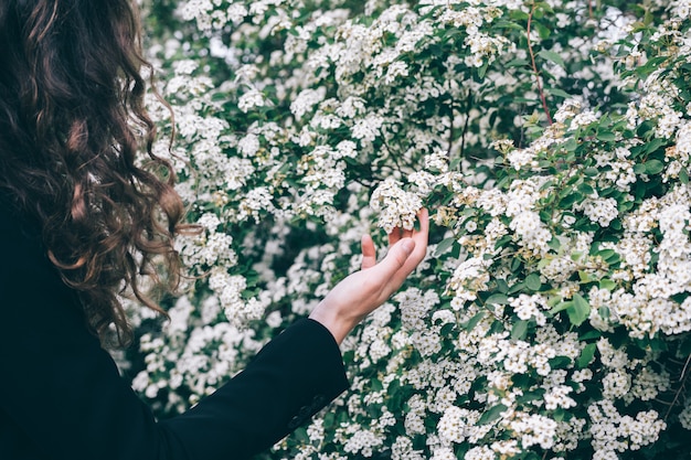 Foto giovane donna nel parco estivo