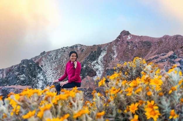 Photo young woman on the summit of the malinche mountain