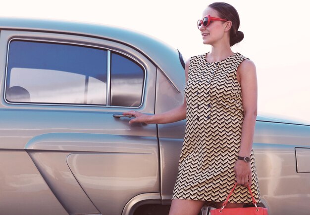 Photo young woman in sunglasses