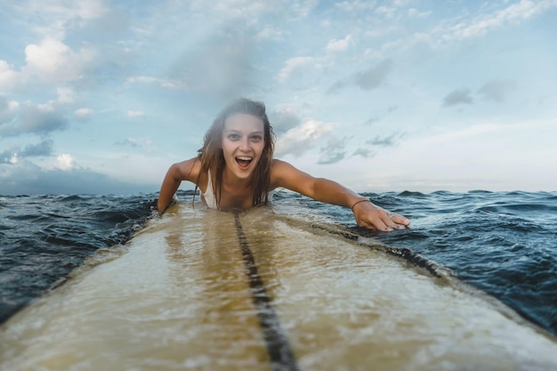 Foto giovane donna che pratica il surfing