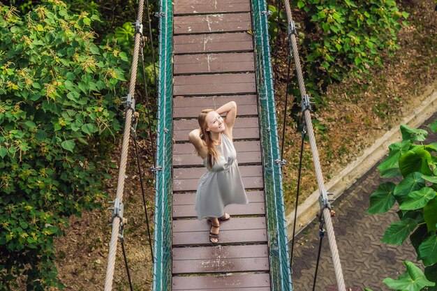 クアラルンプールマレーシアの吊橋で若い女性