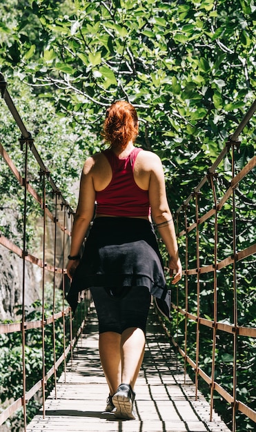 ロスカホロスルート、グラナダ、スペインを歩く吊り橋の上の若い女性