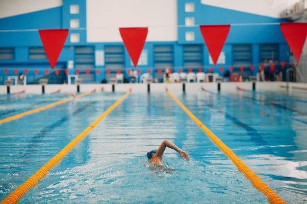 Молодая женщина-пловец плавает в бассейне