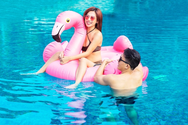 Photo young woman in swimming pool