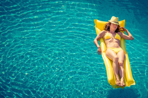 Foto giovane donna in piscina