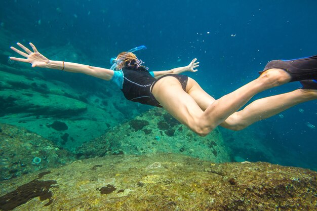 Foto giovane donna che nuota in mare