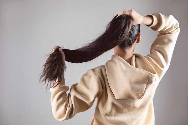 The young woman tails the hair