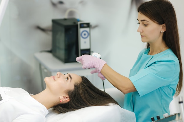 Photo young woman taking beauty procedure in spa salon