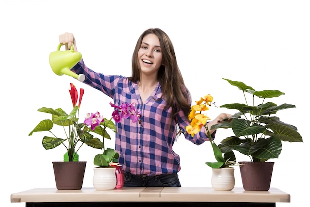 家の植物の世話をする若い女性