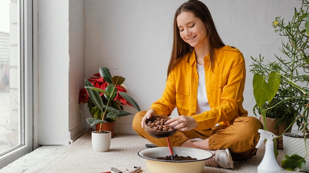 写真 家で植物の世話をしている若い女性