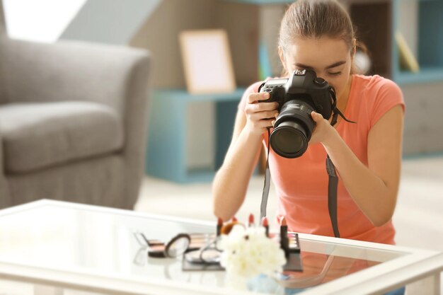 Foto giovane donna che scatta foto in primo piano del kit per il trucco