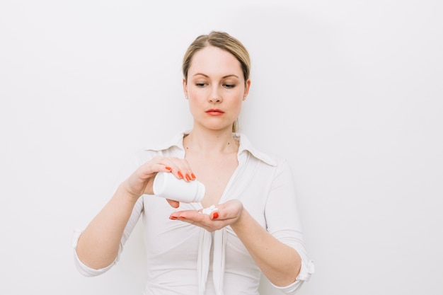 Foto giovane donna prendendo farmaci