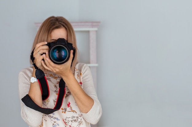 写真を撮る若い女性