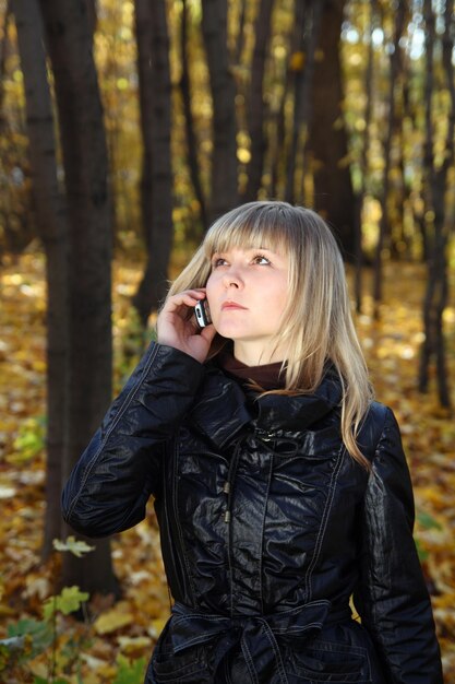 Молодая женщина разговаривает по телефону